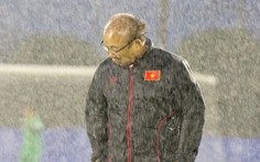 Đội tuyển Việt Nam tập luyện trong mưa to, gió giật tại Nhật Bản