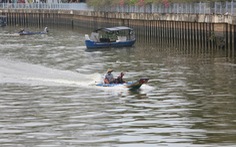 Xuyệt cá náo loạn, rác trôi thành dòng trên kênh Nhiêu Lộc - Thị Nghè