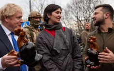 Ý nghĩa con gà bằng gốm được người dân tặng thủ tướng Anh trên đường phố Kiev