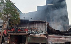 Hà Nội: 7 ngôi nhà bị thiêu rụi trên phố Nguyễn Hoàng