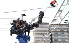Robot khổng lồ sửa đường dây tàu điện