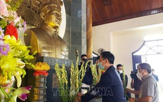Dâng hoa, dâng hương tưởng niệm 115 năm ngày sinh Tổng bí thư Lê Duẩn