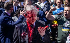 Nga và Ba Lan nói gì về vụ đại sứ Nga bị tạt sơn đỏ vào mặt?