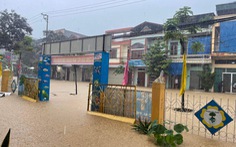 Đường phố Lào Cai ngập sâu sau cơn mưa lớn