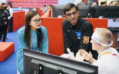Các tình nguyện viên thông minh, xinh đẹp góp sức để SEA Games 31 thành công