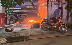 Xe máy cháy bén sang xe bồn đang bơm xăng ở Gò Vấp