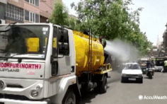 Ấn Độ dùng xe phun nước vào người đi đường để hạ nhiệt trong đợt nắng nóng kỷ lục