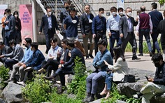 Hàn Quốc cho bỏ khẩu trang khi đi ngoài đường, nhiều người vẫn e ngại