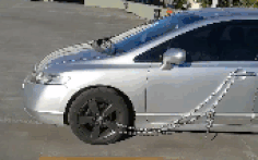 Chủ xe Honda Civic dùng xích trói bánh vào cửa xe đề phòng trộm cắp