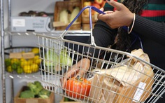 Nhiều thành phố của Pháp phát phiếu giảm giá thực phẩm cho người dân