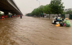 Đường phố Hà Nội ngập sâu sau cơn mưa lớn