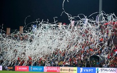 Tranh cãi nảy lửa về việc ném hàng vạn cuộn giấy vệ sinh trên khán đài sân Việt Trì