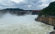 Thủy điện Hòa Bình mở 4 cửa xả đáy, nguy cơ ngập lụt vùng hạ lưu sông Hồng
