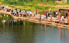 Phát hiện thi thể nam giới đang phân hủy nổi trên sông Tiên