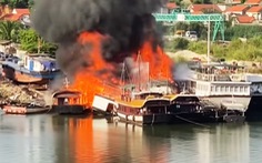 Cháy rụi 3 tàu du lịch đang neo đậu chờ sửa chữa ở Hạ Long