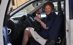 Cụ bà 100 tuổi gia hạn bằng lái ôtô