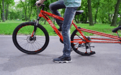 Xe đạp di chuyển với 2 bánh cắt đôi như phim viễn tưởng
