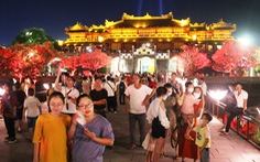 Hàng ngàn người tham quan Đại Nội đêm 'Hoàng cung giao hòa'