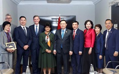 Chủ tịch Quốc hội Vương Đình Huệ gặp lãnh đạo của Prudential trong chuyến viếng thăm tại Anh