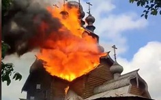 Tu viện cổ ở Ukraine bốc cháy: Ukraine và Nga đổ lỗi cho nhau
