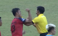 Cầu thủ Bình Thuận vung tay đánh trọng tài khi bị phạt thẻ đỏ