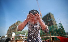 Nắng nóng ảnh hưởng hơn 900 triệu dân Trung Quốc, kiến vừa bỏ lên vỉa hè đã chết