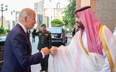 Ông Biden nổi giận khi bị vặn hỏi về vụ 'cụng tay' với thái tử Saudi Arabia