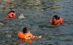 Về ao làng dạy con tập bơi