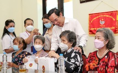 Bí thư Nguyễn Văn Nên thăm người có công neo đơn tại Trung tâm dưỡng lão Thị Nghè