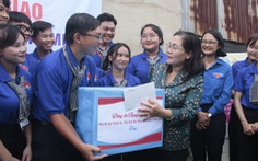 Bà Nguyễn Thị Lệ thăm gia đình chính sách và chiến sĩ tình nguyện hè TP.HCM