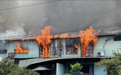 Lại cháy lớn ở Khu công nghiệp Phú Tài, 7 tiếng mới dập tắt