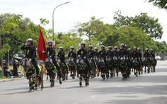 Ngắm kỵ binh diễu hành, cảnh sát biểu diễn bắn súng, võ thuật trước Đại Nội Huế