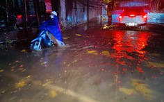 Đến 0h sáng 6-7, nhiều người vẫn ‘chôn chân’ giữa đường trong đêm mưa tầm tã Hà Nội