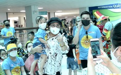 Nghệ sĩ Lệ Thủy, ca sĩ Đình Trí cùng Tuổi Trẻ trao quà cho bệnh nhi ung thư tại Bệnh viện Nhi đồng