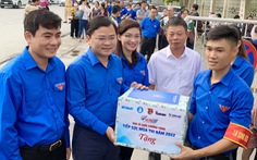 Bí thư thứ nhất Trung ương Đoàn tặng quà đội 'Tiếp sức mùa thi' ở Thanh Hóa