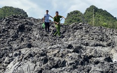 Cả ngàn mét khối bùn đen đổ trái phép cạnh vịnh Bái Tử Long