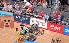 'Tai nạn kinh hoàng' ở cuộc đua xe đạp: Nhà vô địch Olympic lái xe 'leo rào'... bay lên khán đài