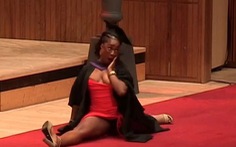Cô gái xoạc chân trên sân khấu nhận bằng tốt nghiệp đại học