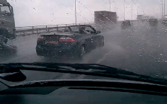 Video xe mui trần băng băng dưới mưa gây sốt: Chủ xe bình tĩnh phóng nhanh để không ướt người