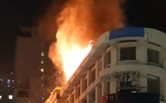 Cháy lớn trên tầng thượng tòa nhà Seaprodex trên đường Đồng Khởi với nhiều tiếng nổ