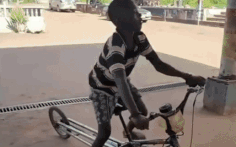 Cộng đồng mạng sửng sốt trước cậu bé biến xe đạp thành xe máy