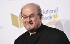 Nhà văn Salman Rushdie cai máy thở, có thể nói chuyện