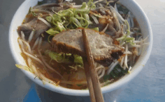 Sáng ra làm tô bún bò Huế dồi sụn, no tới trưa!