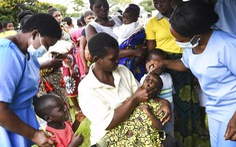 Bệnh bại liệt phơi bày nguy cơ hiếm gặp của vaccine dạng uống