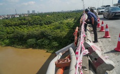 Hiện trường xe tải lao xuống sông Hồng sau khi tông đổ lan can sắt cầu Thanh Trì