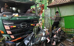 Xe tải lao vào trạm xe buýt tại Indonesia khiến 10 người chết