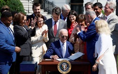 Tổng thống Joe Biden ký luật cạnh tranh chip với Trung Quốc