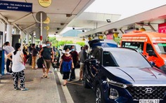 Ô tô chen kín làn, xe buýt sân bay Tân Sơn Nhất khó đón khách