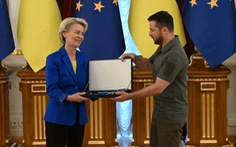 Tới Ukraine lần 3, chủ tịch Ủy ban châu Âu nhận huân chương danh dự