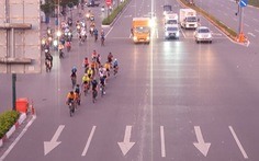 Phóng xe đạp 'vèo vèo' trong làn ô tô, vượt đèn đỏ trên đường Phạm Văn Đồng